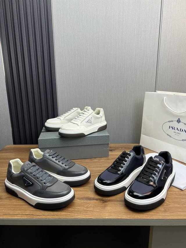 工厂价 Prada 普拉达.官网新品来袭，专柜同步1:1发售原厂配置，进口原版牛皮拼接进口网布，经典版面运动潮达人，进口水染牛皮里垫，鞋底：原厂特供原版底超级舒